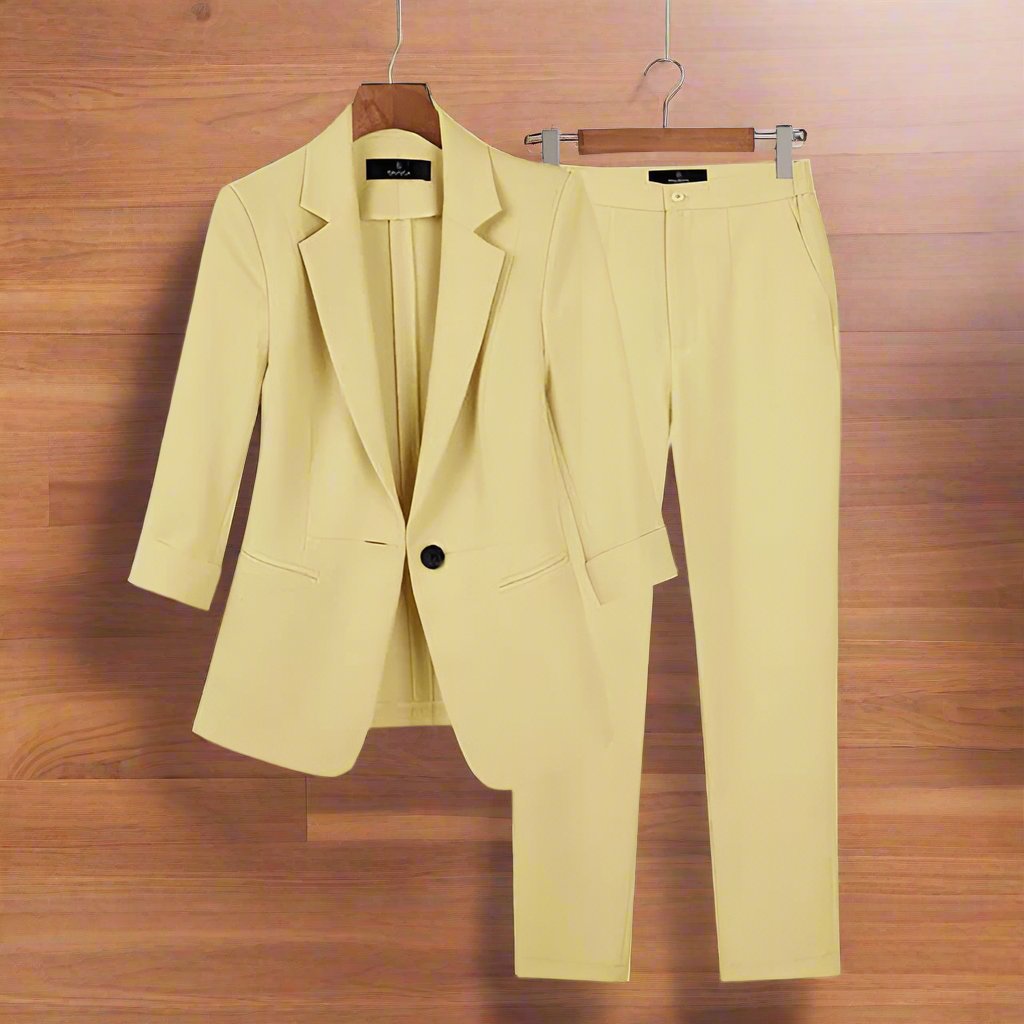 Premium Melanie suit in light yellow, featuring a tailored blazer and matching pants, designed for effortless elegance and comfort.